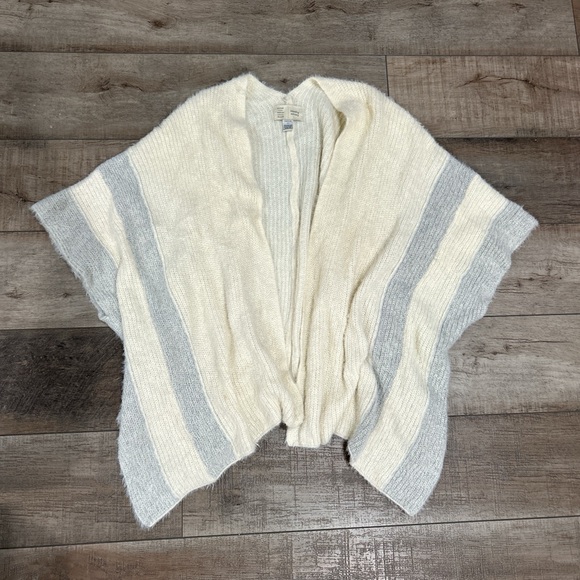 Anthropologie Sweaters - Anthropologie fuzzy poncho sweater